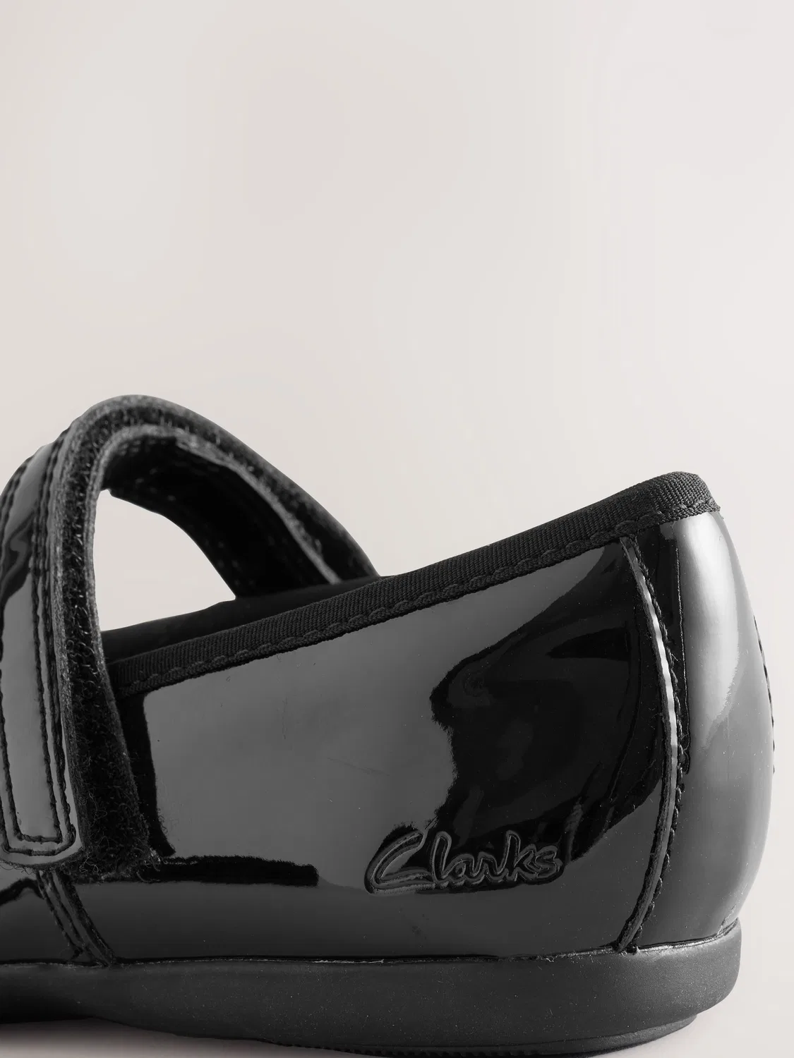картинка Туфли Clarks Mary Jane Black Patent для девочек от магазина Одежда+