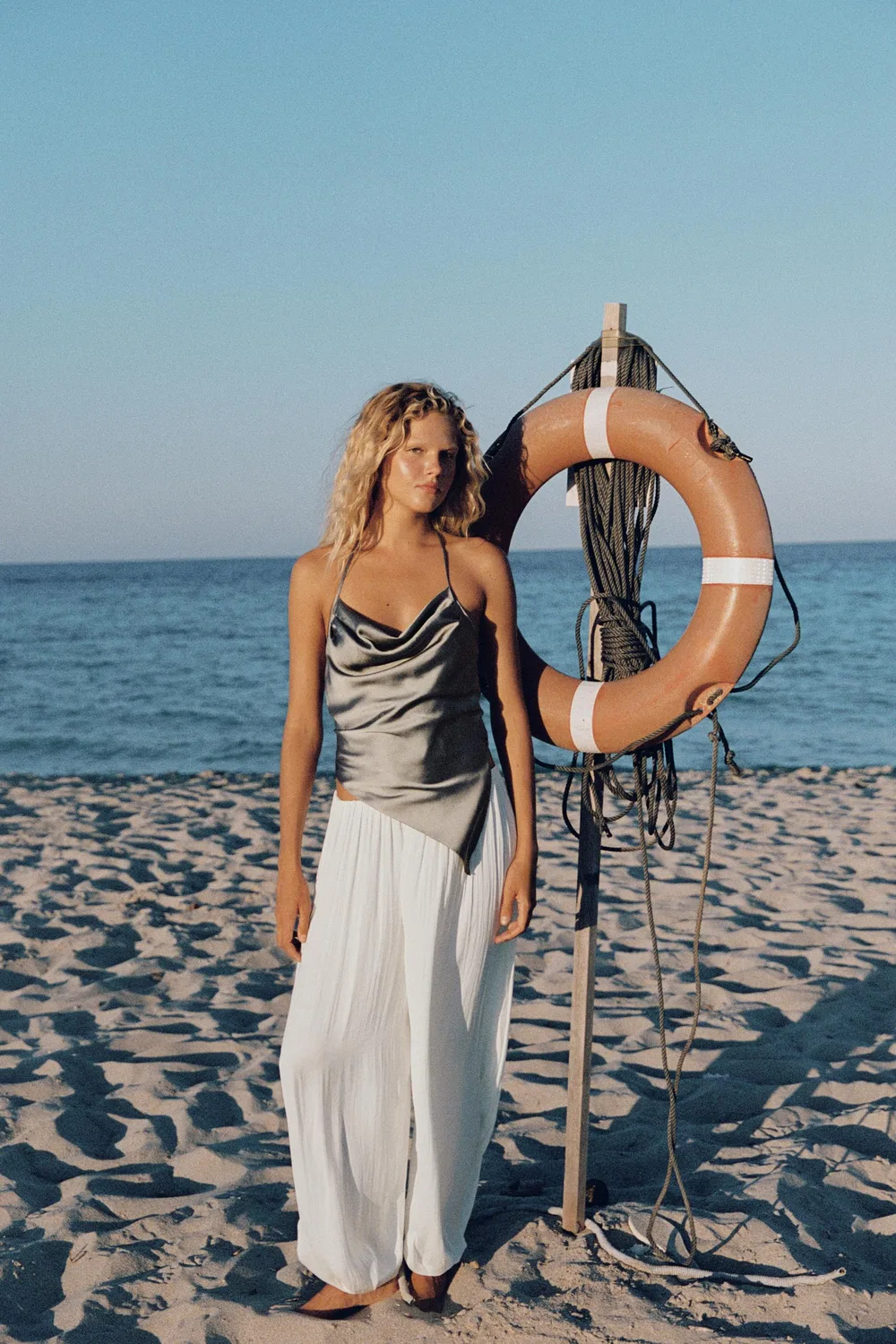 картинка Атласные плесенья брюки ZARA, Oyster-white от магазина Одежда+