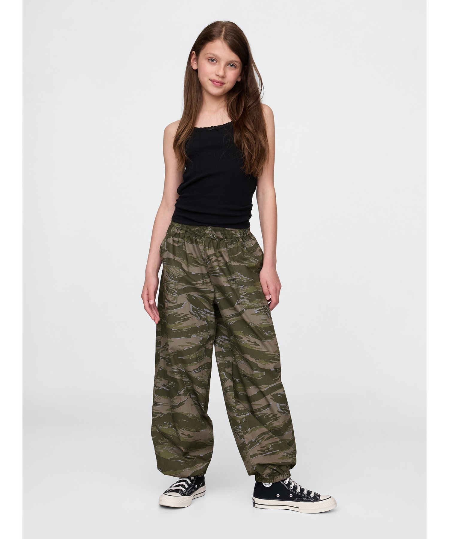 картинка (K) Свободные спортивные штаны из поплина (детские) GAP, CAMO от магазина Одежда+