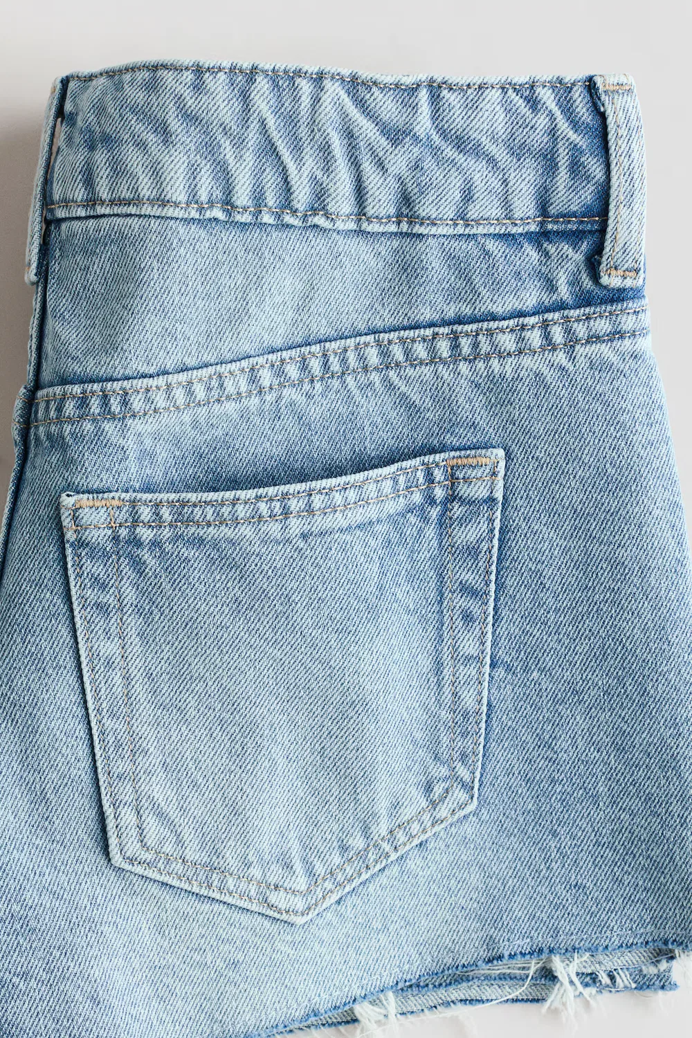 картинка Джинсовые шорты с вышивкой H&M, Helles Denimblau/Blumen от магазина Одежда+
