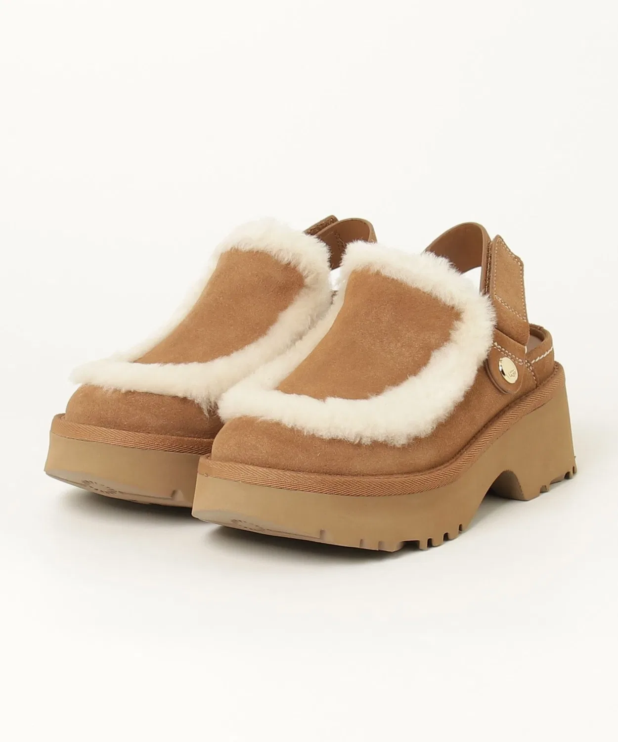 картинка Клог Esmee Clog UGG из замши и овчины, бежевый от магазина Одежда+