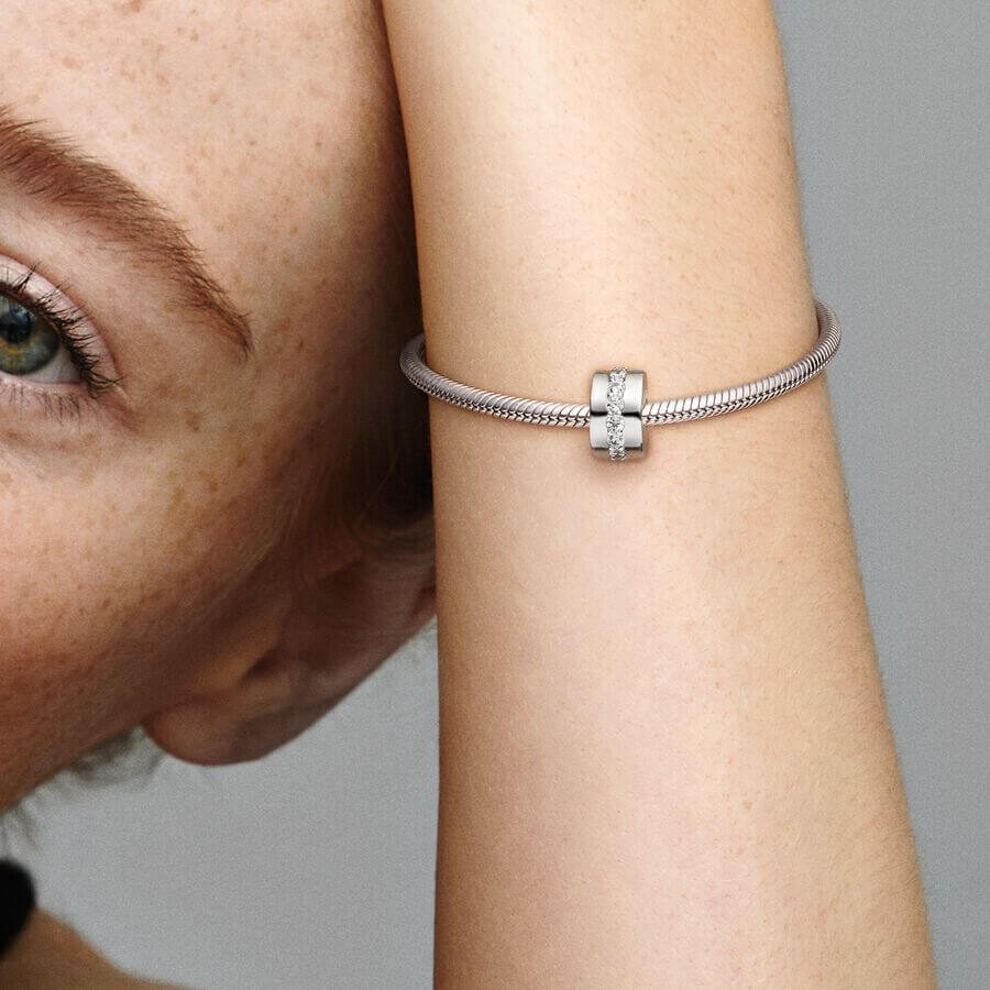 картинка Шарм-клипса Pandora Sparkling Row, серебро/цирконий от магазина Одежда+