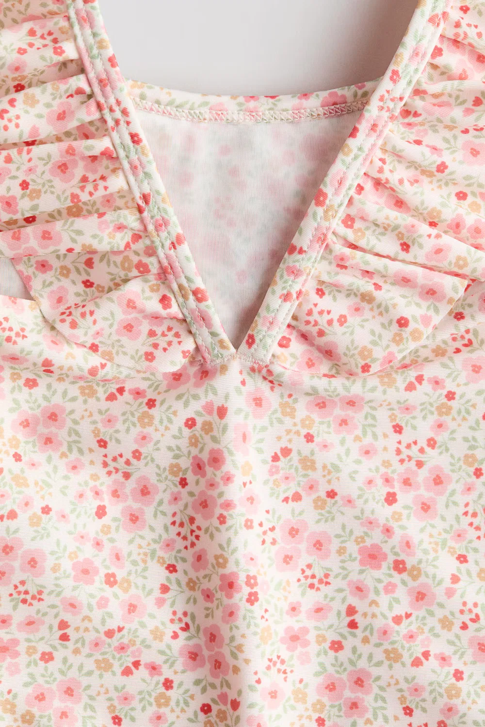 картинка Купальник с оборками H&M, Rosa/Geblümt от магазина Одежда+