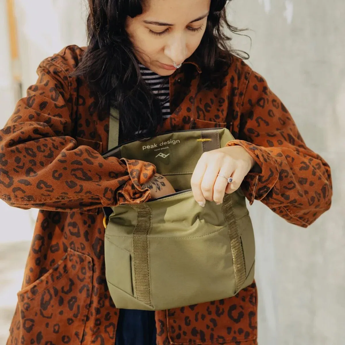 картинка Сумка через плечо The V2 Field Pouch Peak Design, Kelp от магазина Одежда+