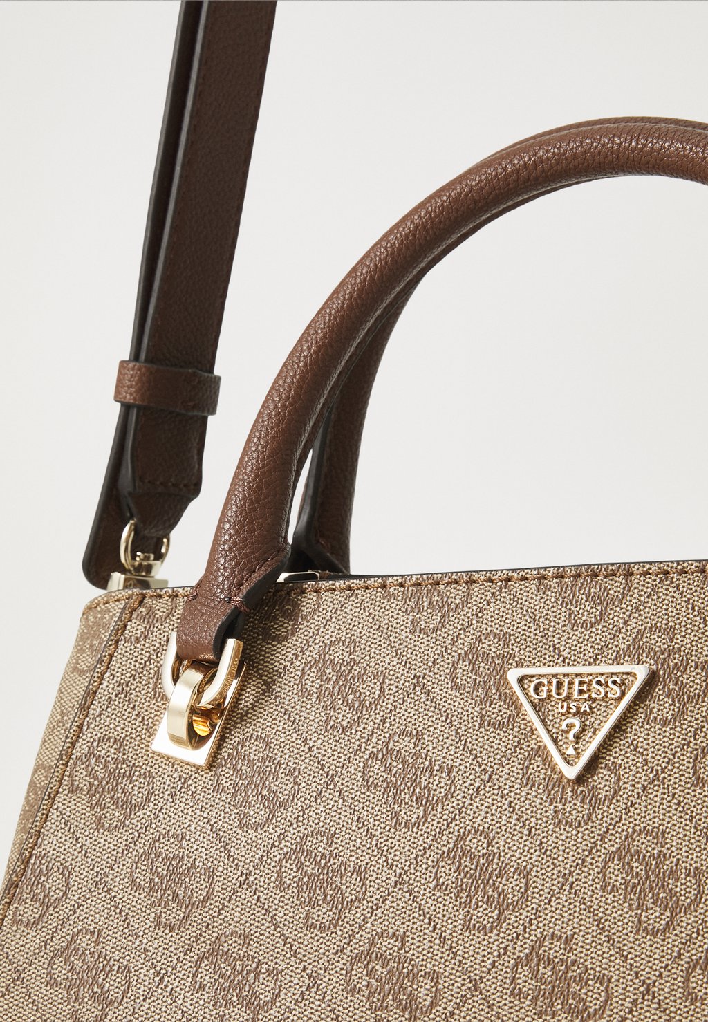 картинка Сумка Guess NOELLE II LUXURY SATCHEL, коричневая от магазина Одежда+