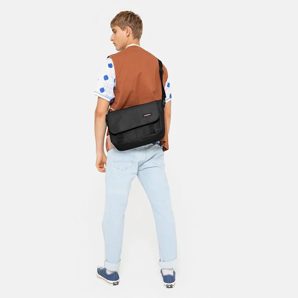 картинка Сумка Eastpak JR 11.5L, черная от магазина Одежда+
