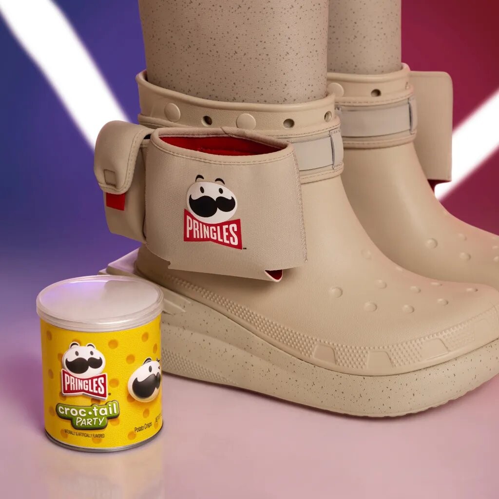 картинка Сапоги женские Crocs Classic x Pringles водонепроницаемые, кремовый от магазина Одежда+