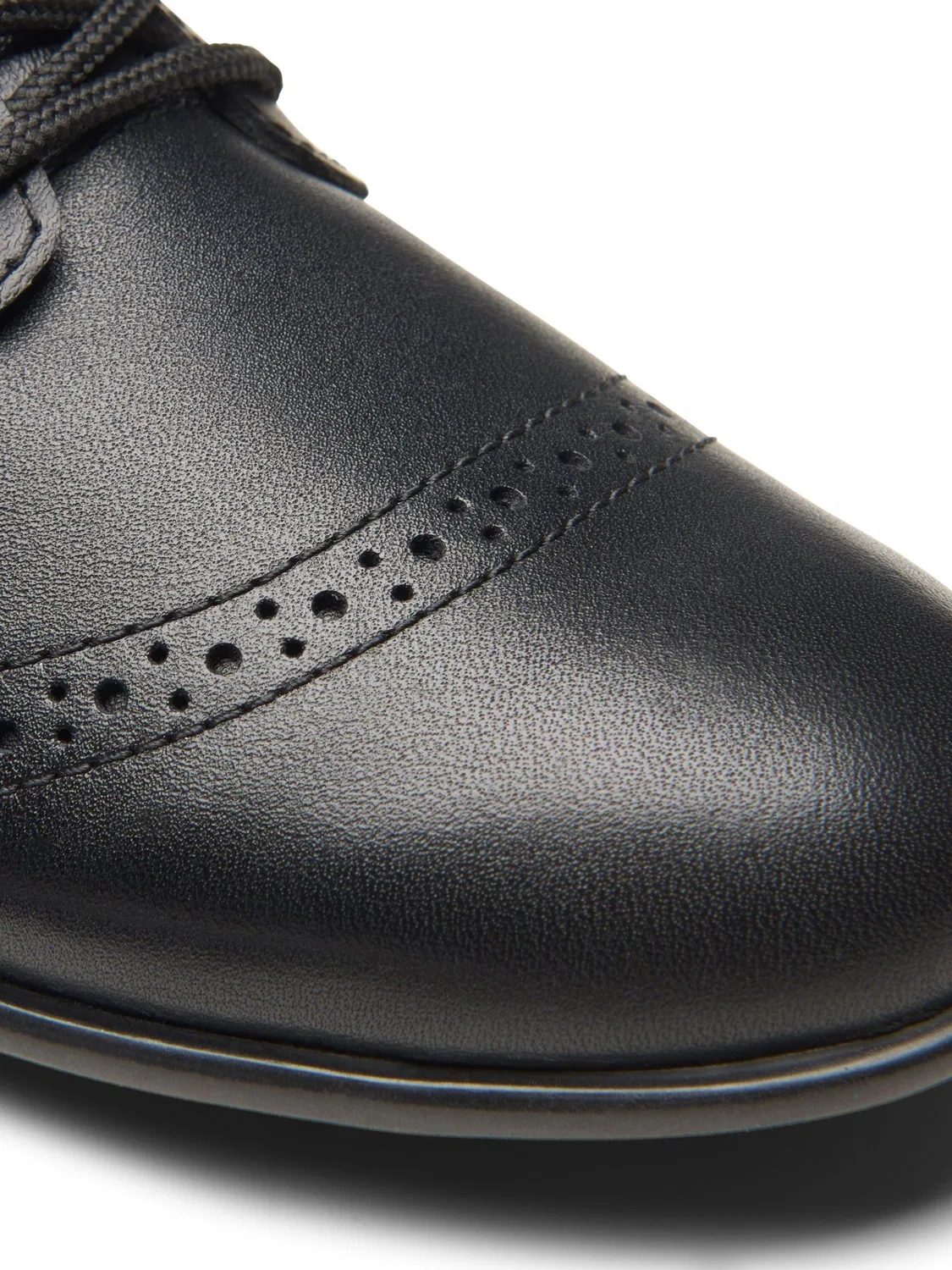 картинка Туфли Clarks Finja School Brogues, кожаные, черные от магазина Одежда+
