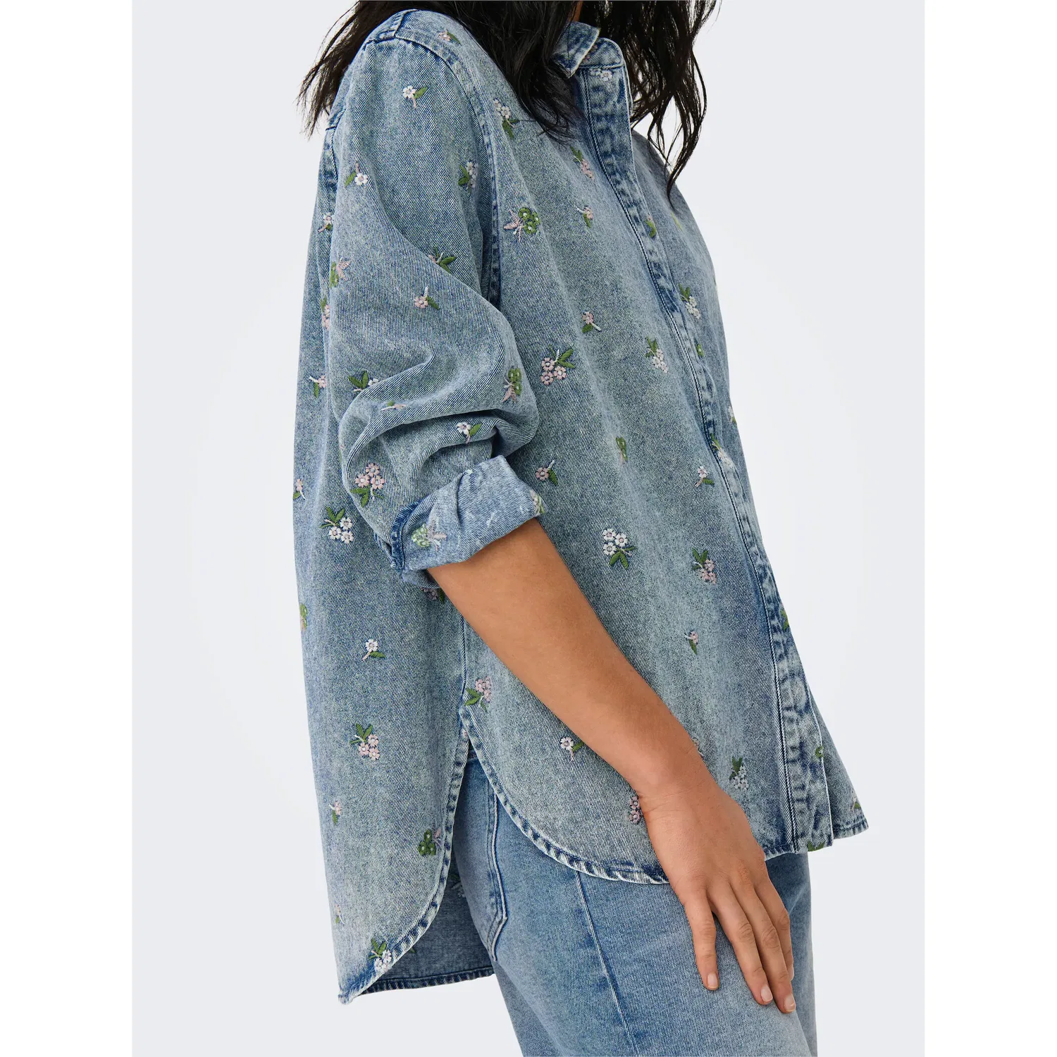 картинка Женская джинсовая рубашка свободного кроя ONLY, Light Blue Denim от магазина Одежда+