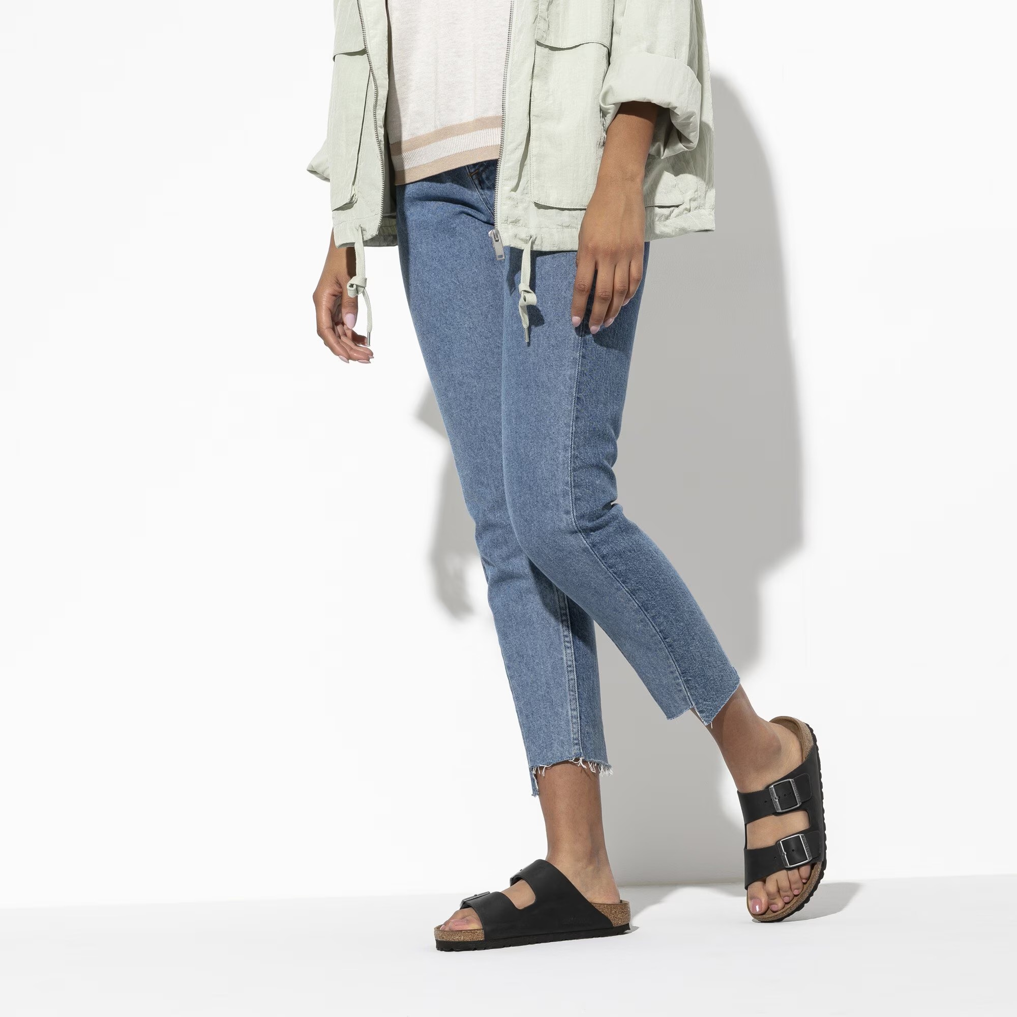 картинка Сандалии Birkenstock Arizona Natural Leather Oiled, черный от магазина Одежда+