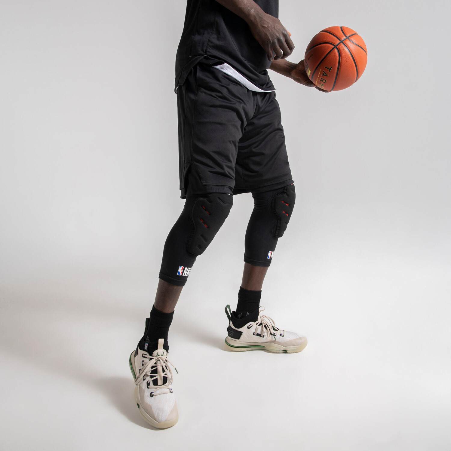картинка Наколенники Tarmak Basketball Protect KP500 NBA, черный от магазина Одежда+