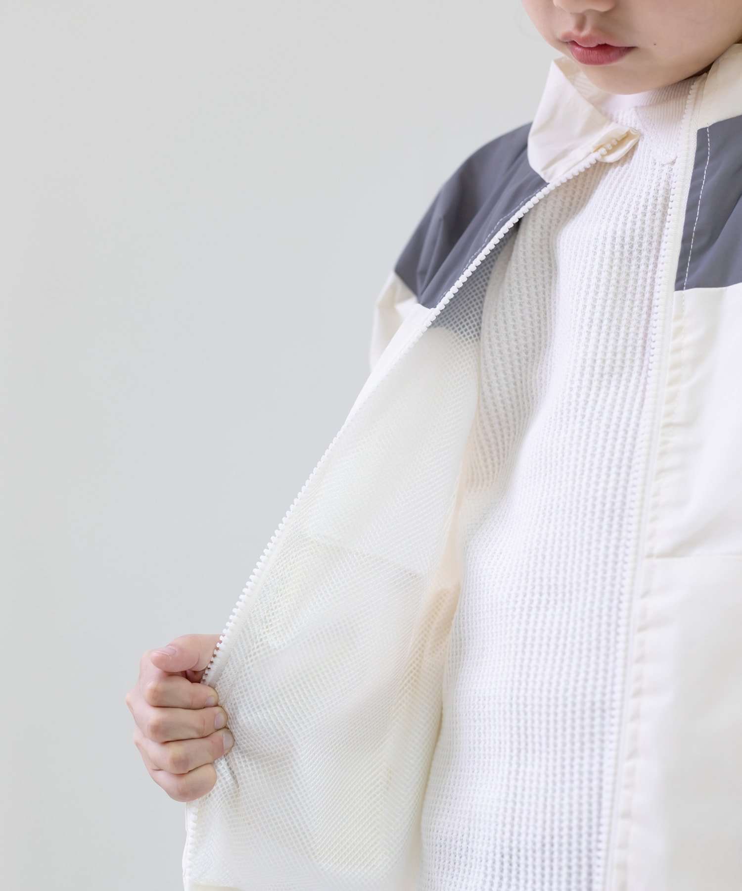 картинка Блестящая одежда (ветровка) Chil2, White x Gray от магазина Одежда+