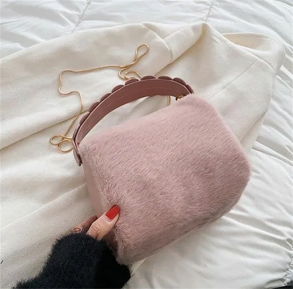 картинка Плюшевая сумка через плечо, Pink от магазина Одежда+