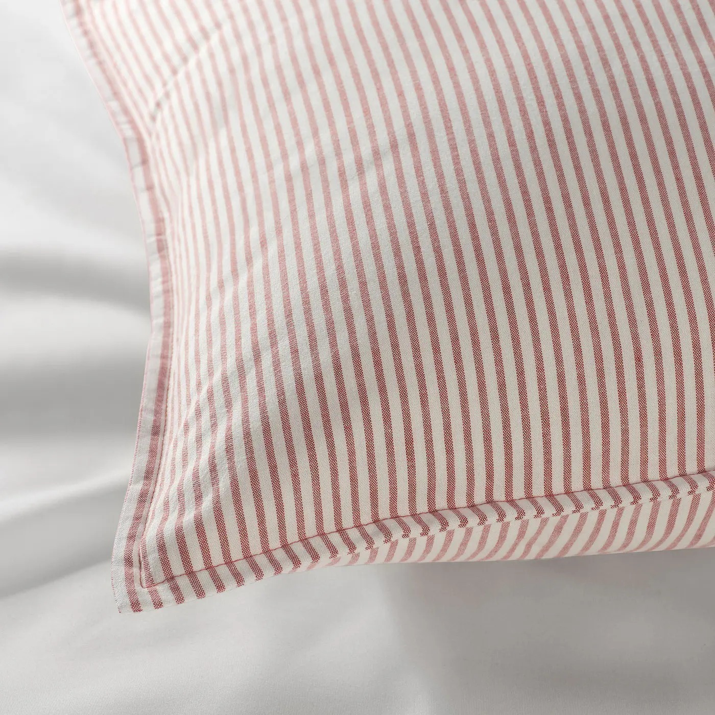 картинка Наволочка Ikea Solfibbla, 50х80 см, белый/красный от магазина Одежда+