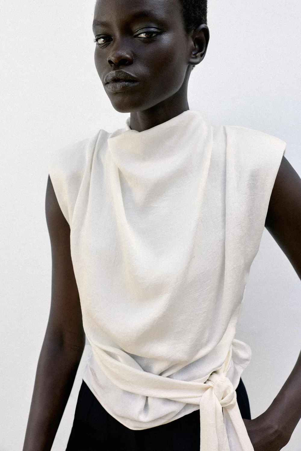 картинка Атласная блузка с подплечниками и узлом ZARA, Ecru от магазина Одежда+