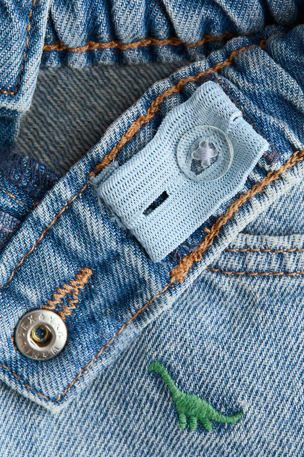 картинка Джинсовые шорты с вышивкой H&M, Helles Denimblau/Dinosaurier от магазина Одежда+