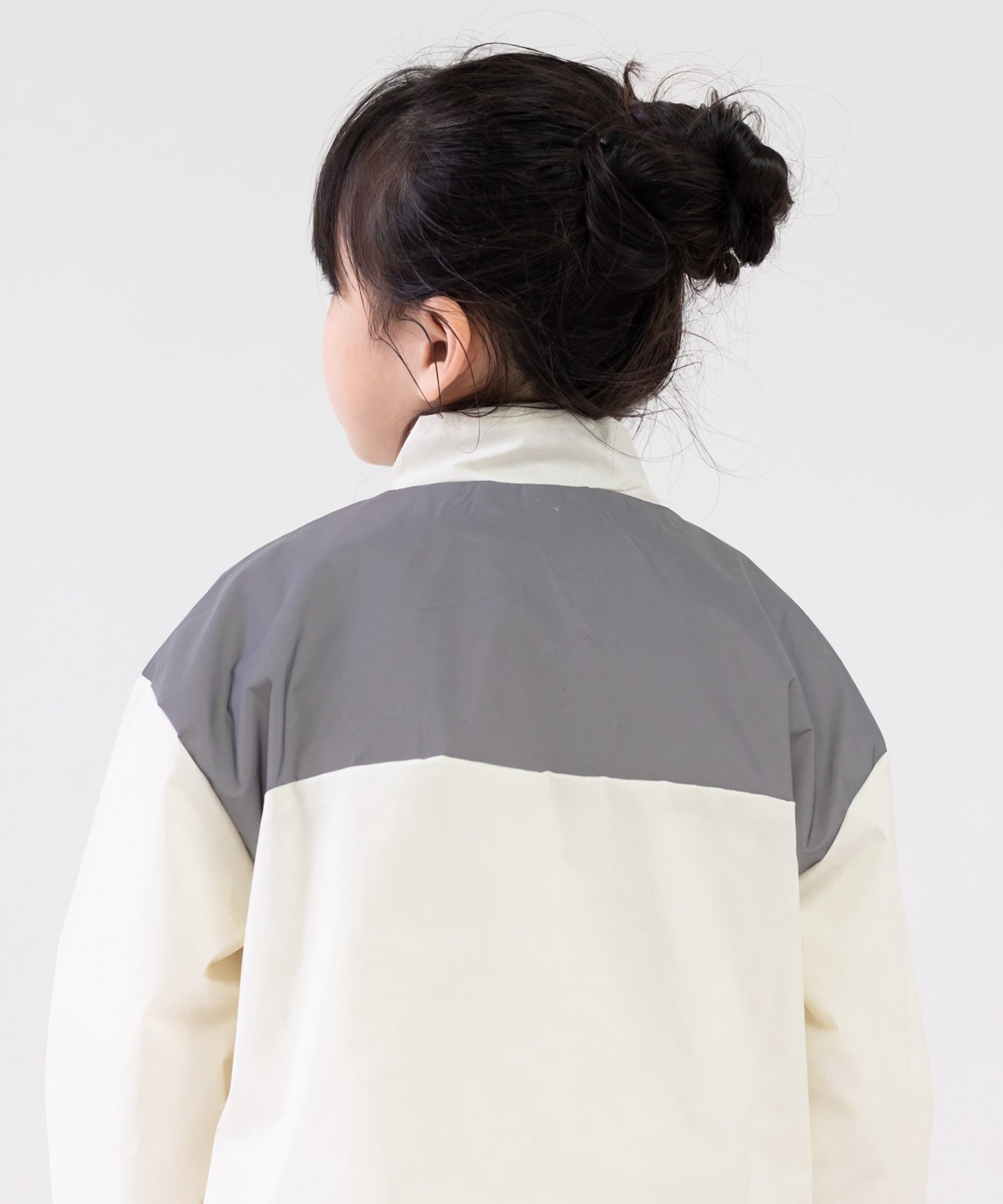 картинка Блестящая одежда (ветровка) Chil2, White x Gray от магазина Одежда+