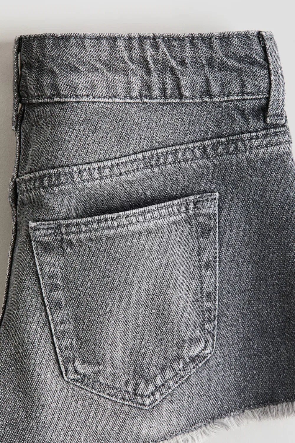 картинка Джинсовые шорты с вышивкой H&M, Denimgrau/Nieten от магазина Одежда+