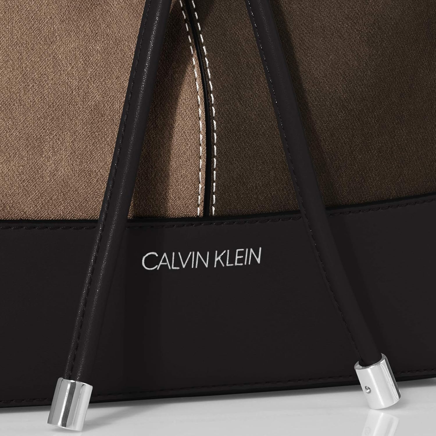 картинка Женская сумка-ведро Calvin Klein Gabrianna, цвет Grey Combo от магазина Одежда+