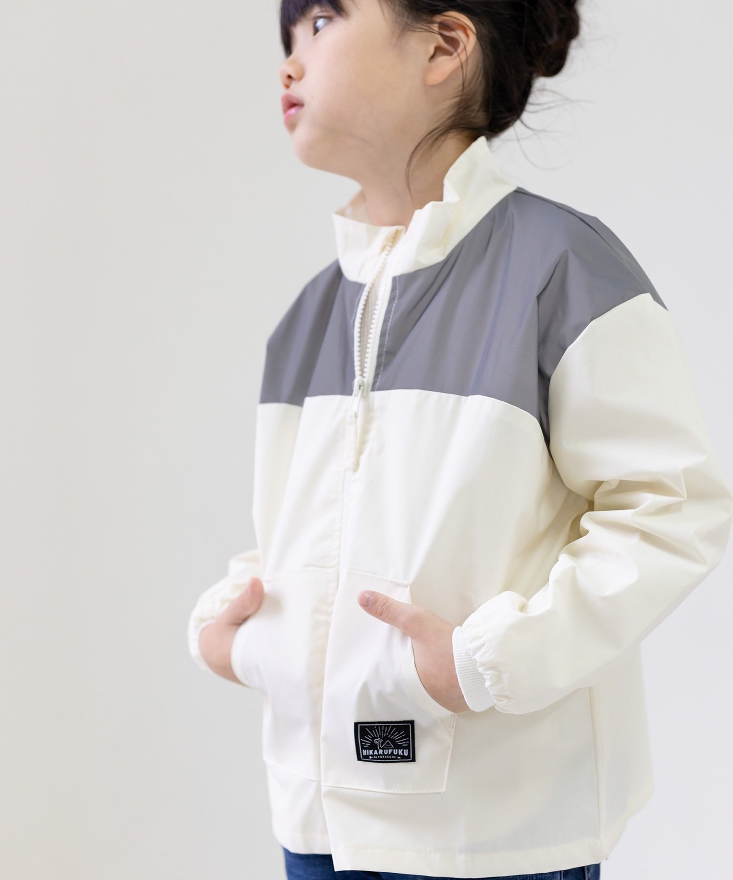 картинка Блестящая одежда (ветровка) Chil2, White x Gray от магазина Одежда+