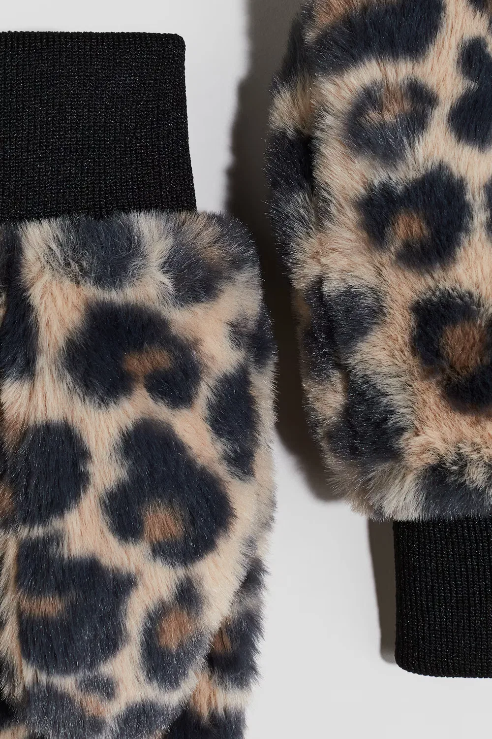 картинка Пушистые варежки H&M, Beige/Leopardenprint от магазина Одежда+
