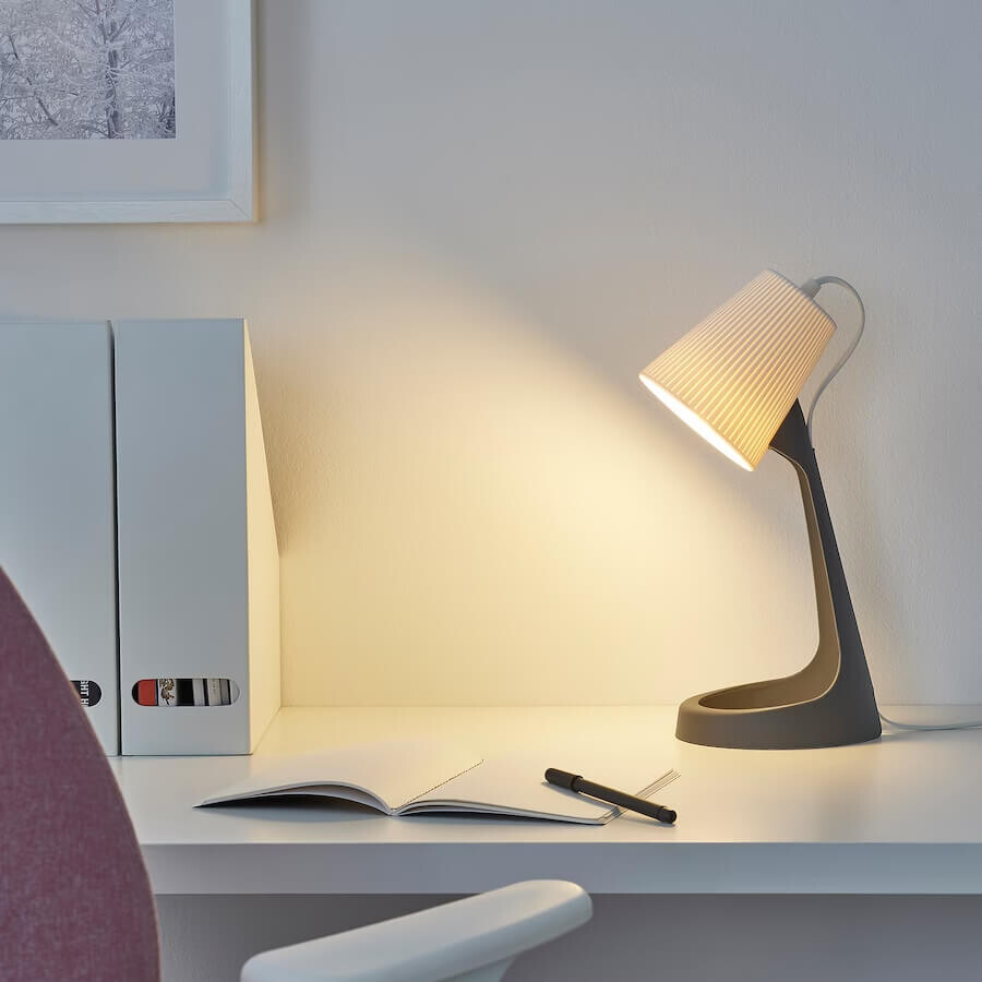 картинка Рабочая лампа Ikea Svallet, темно-серый/белый от магазина Одежда+