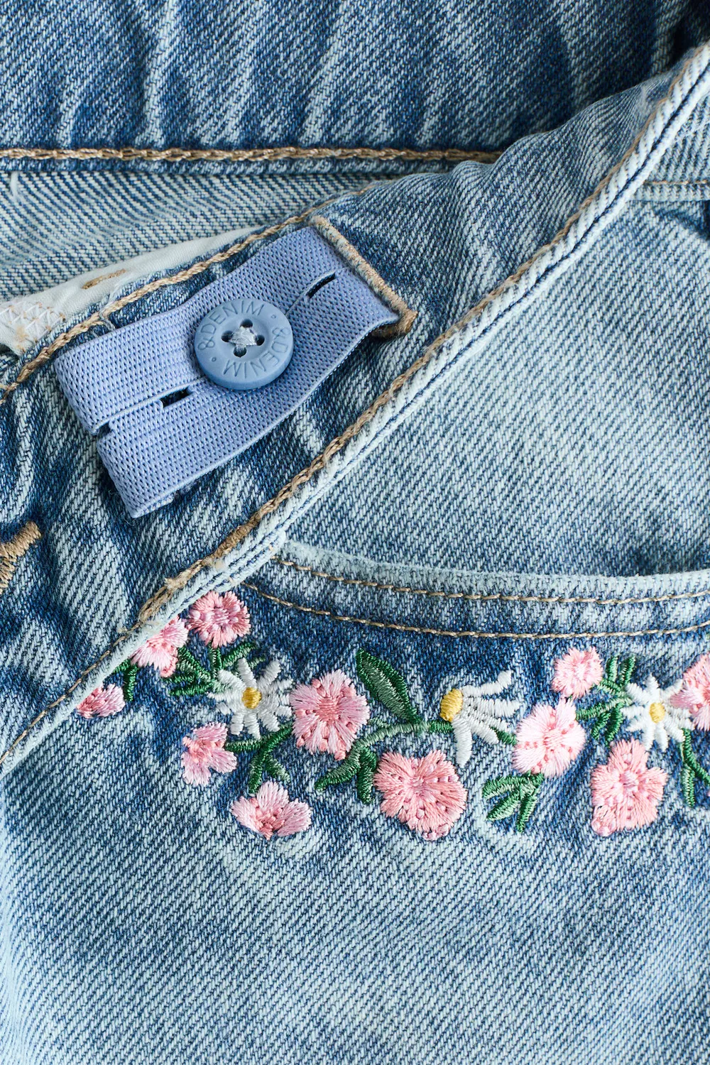 картинка Джинсовые шорты с вышивкой H&M, Helles Denimblau/Blumen от магазина Одежда+