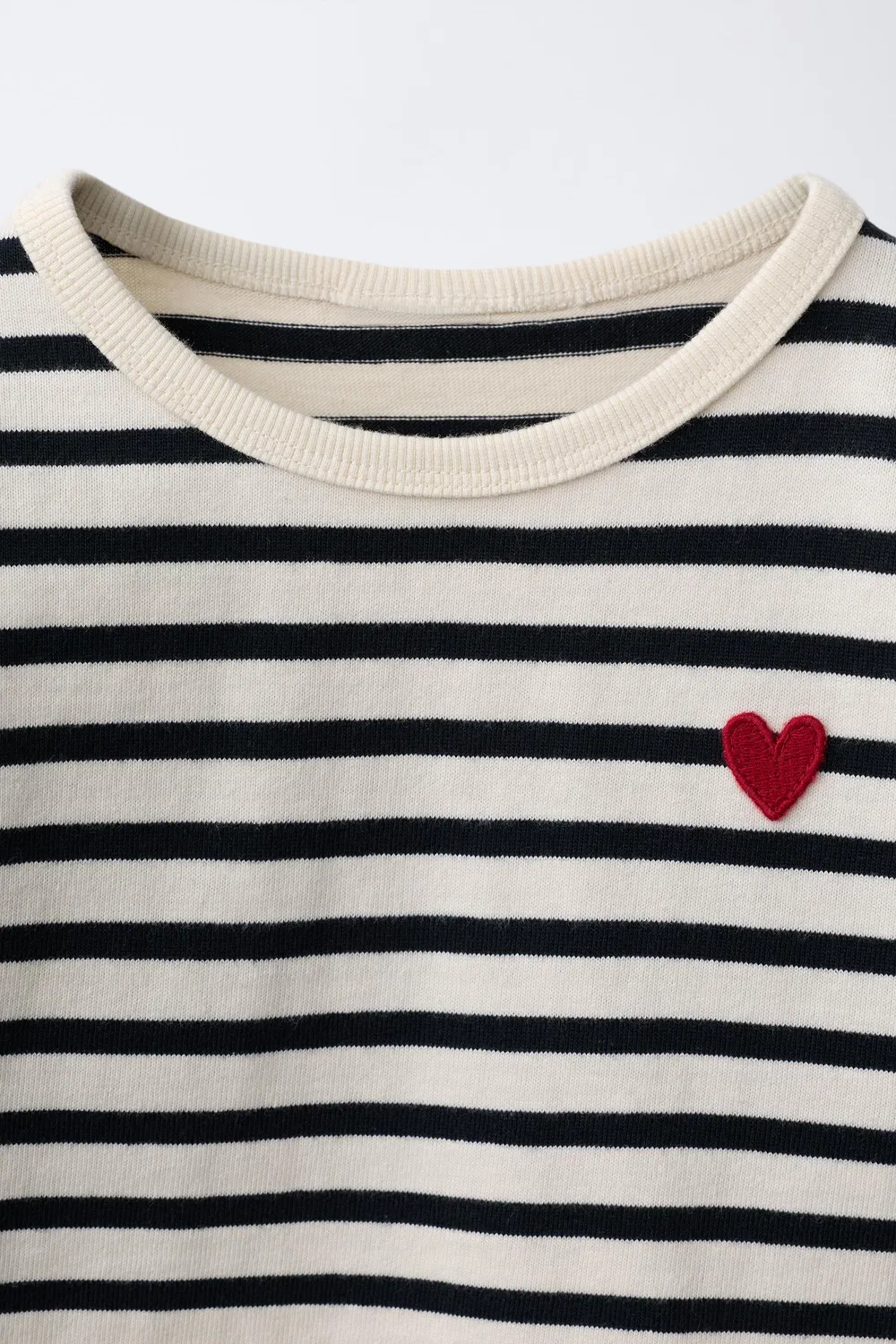 картинка Футболка с вышивкой в виде полосатого сердца ZARA, Black от магазина Одежда+