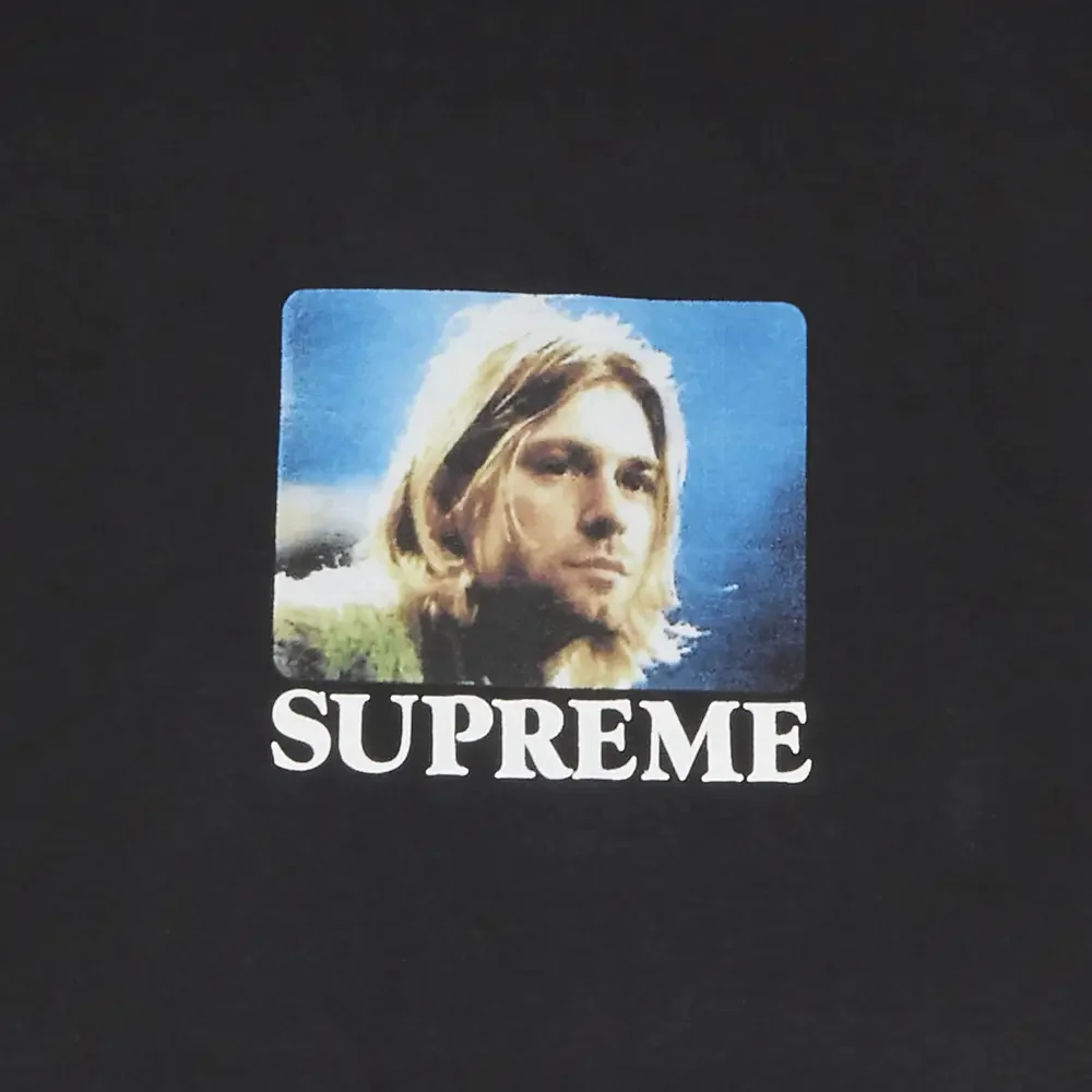 картинка Футболка Supreme Kurt Cobain, черный от магазина Одежда+