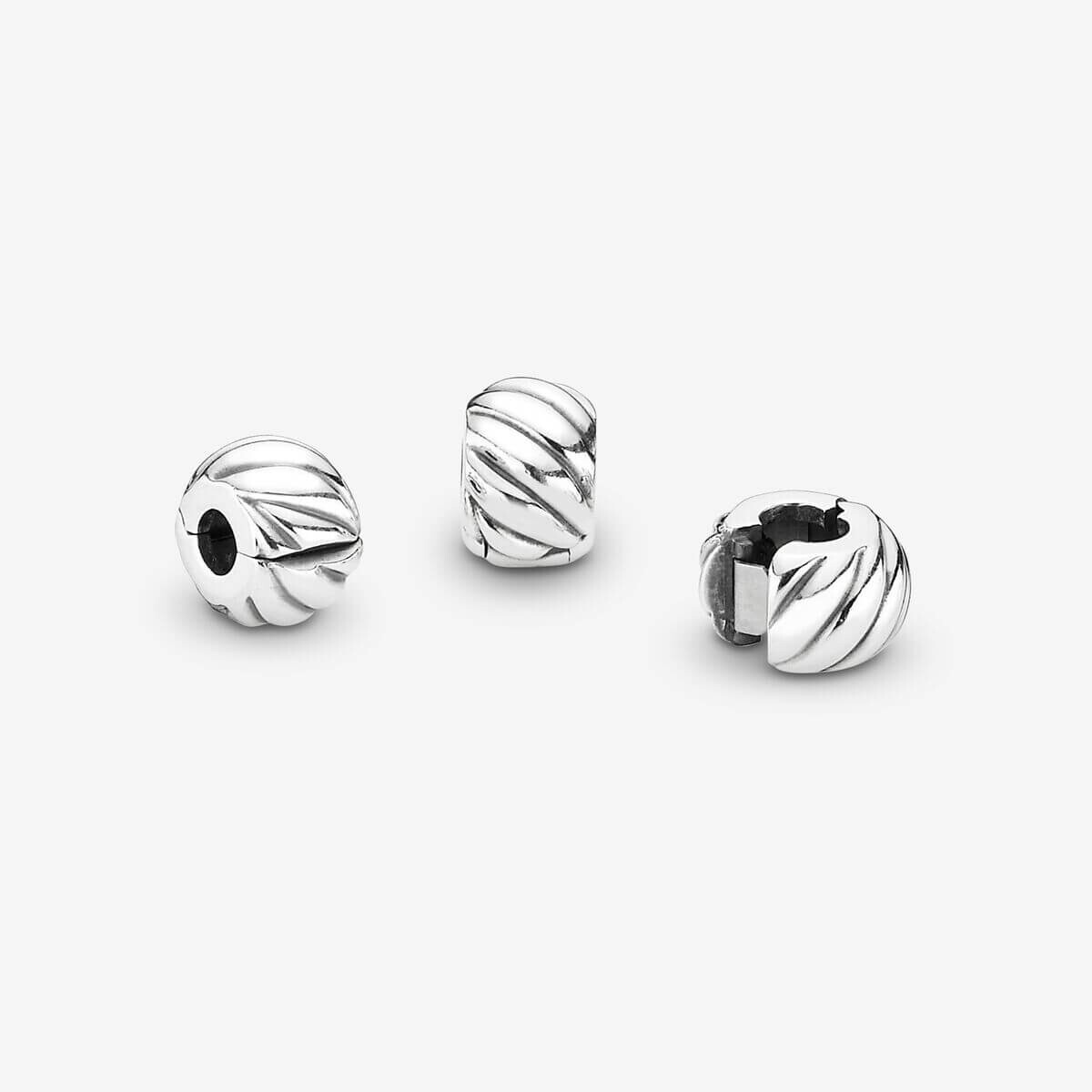 картинка Шарм-клипса Pandora Moments Polished Feathered, серебро от магазина Одежда+