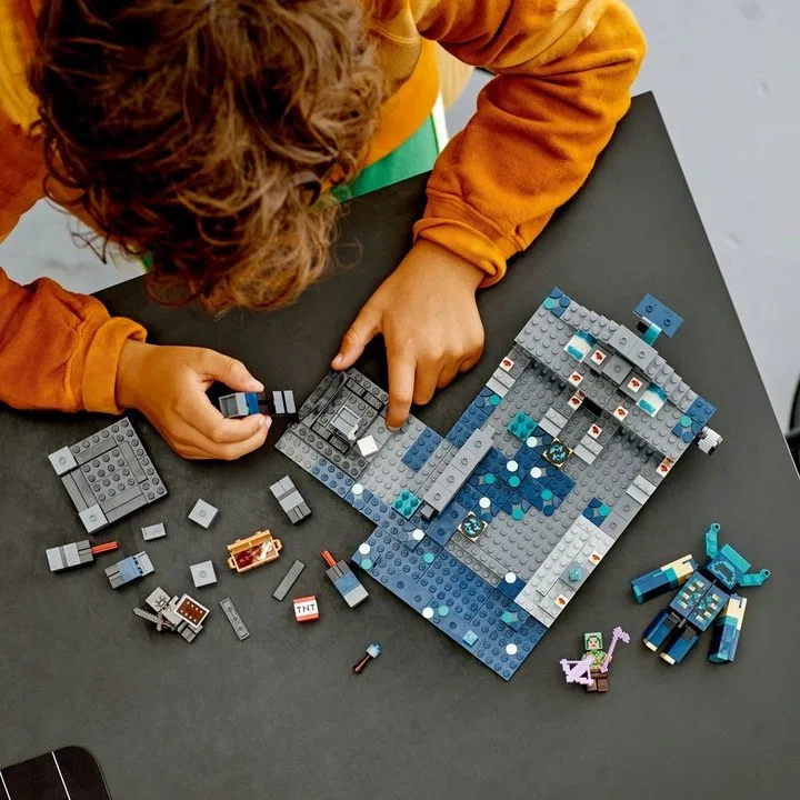 картинка Конструктор Битва в мрачной глубине 21246 LEGO от магазина Одежда+