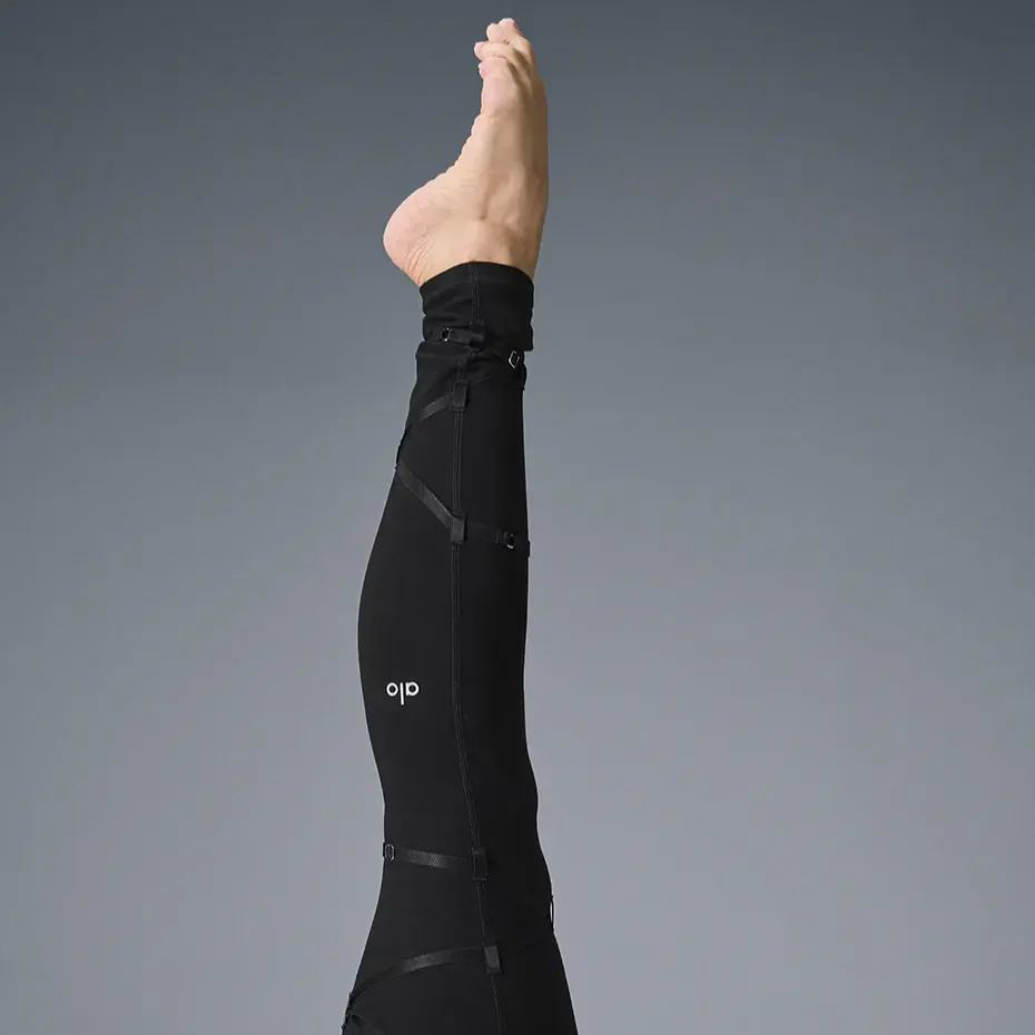 картинка Alo Yoga Спортивные брюки женские черные от магазина Одежда+