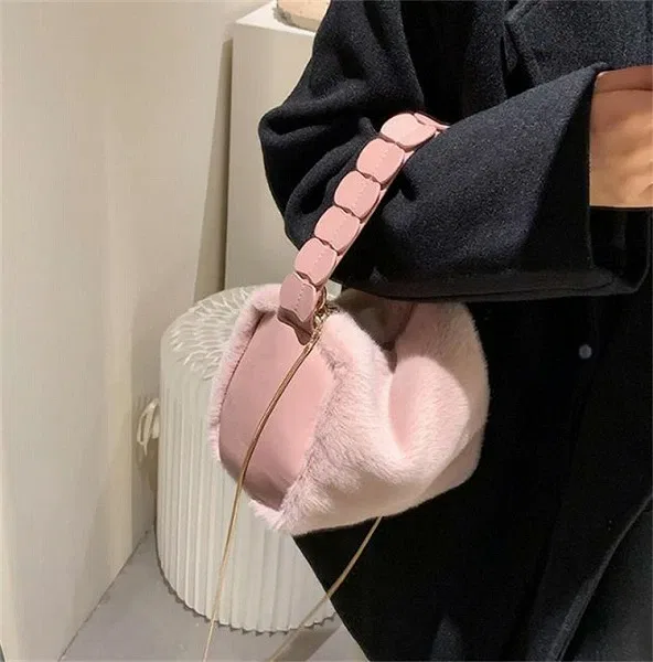 картинка Плюшевая сумка через плечо, Pink от магазина Одежда+