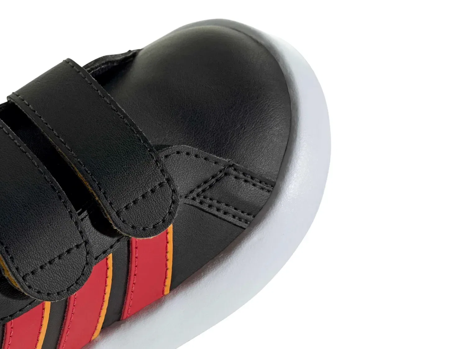 картинка Кроссовки Mickey Mouse Grand Court 3.0 adidas, черный от магазина Одежда+